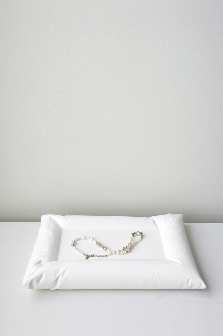 B135 - Ceramic Cushion Tray in Matte White