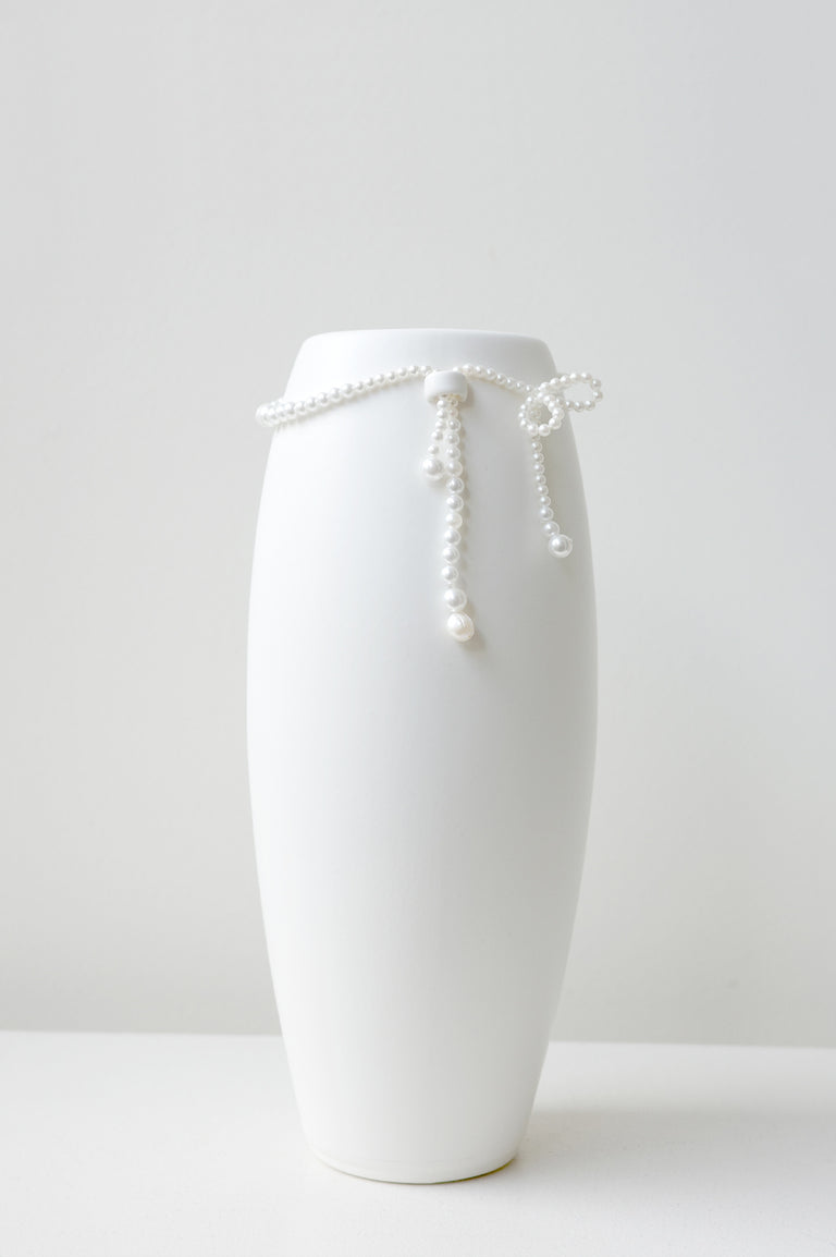 B155 - Medium Vase In Matte White w/ Freshwater Pearl