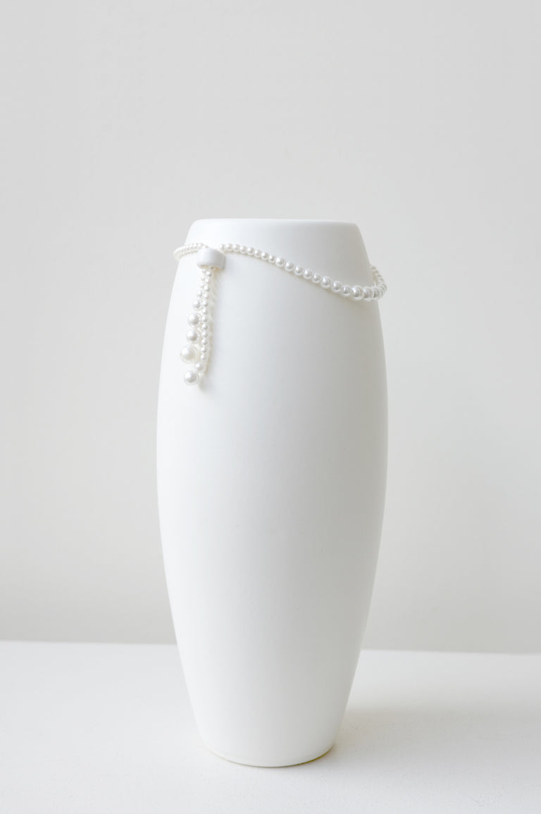 B155 - Medium Vase In Matte White w/ Freshwater Pearl