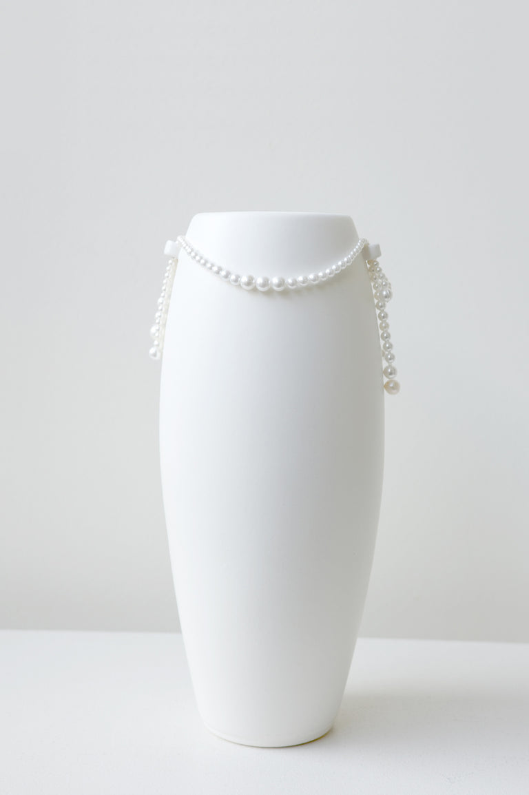 B155 - Medium Vase In Matte White w/ Freshwater Pearl