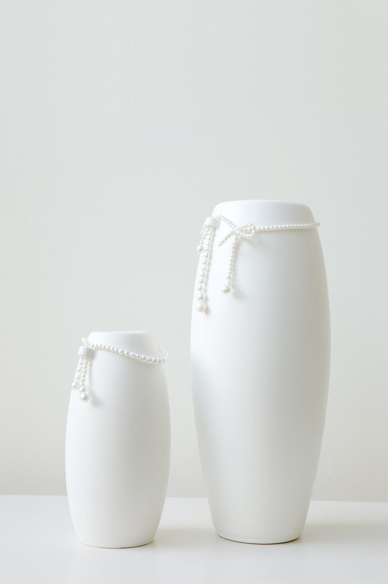 B155 - Medium Vase In Matte White w/ Freshwater Pearl