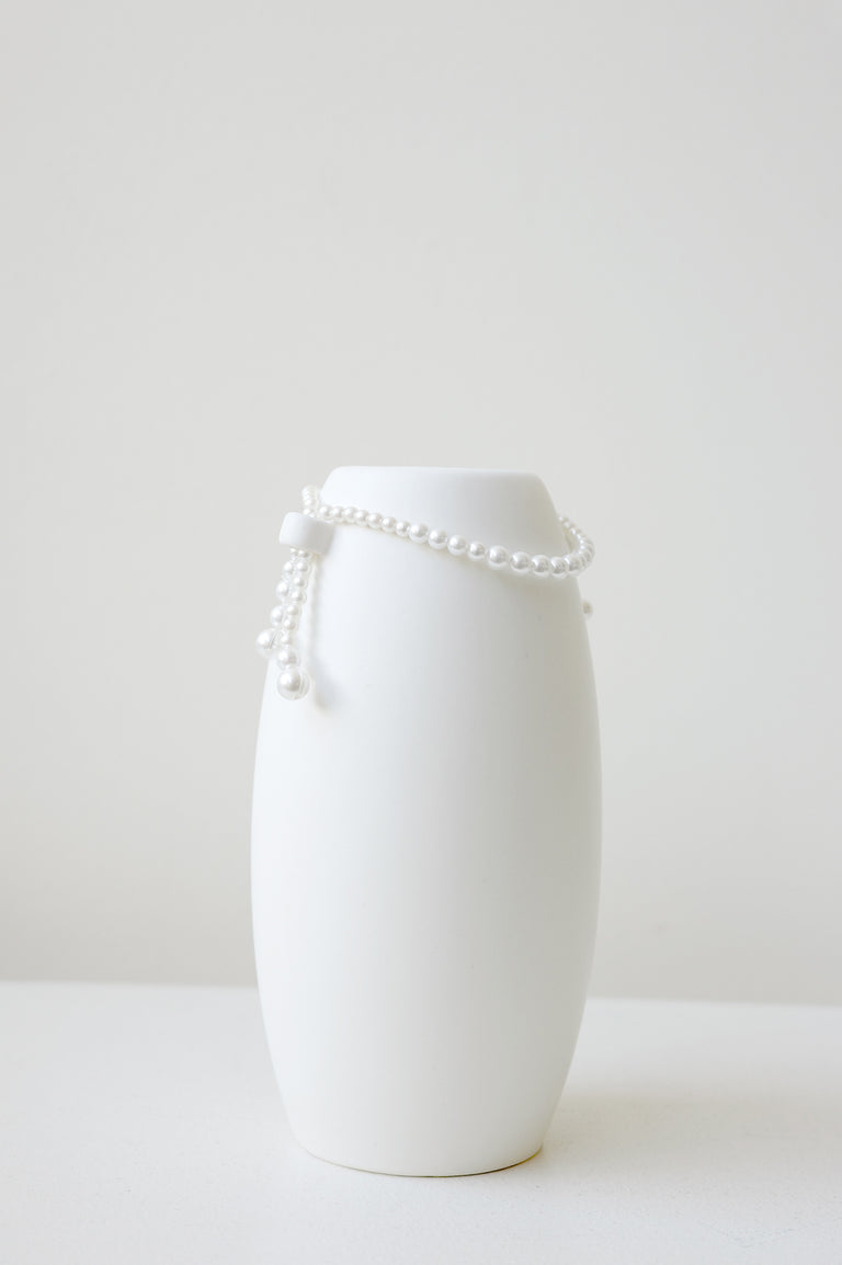 B160 - Small Vase In Matte White w/ Freshwater Pearl