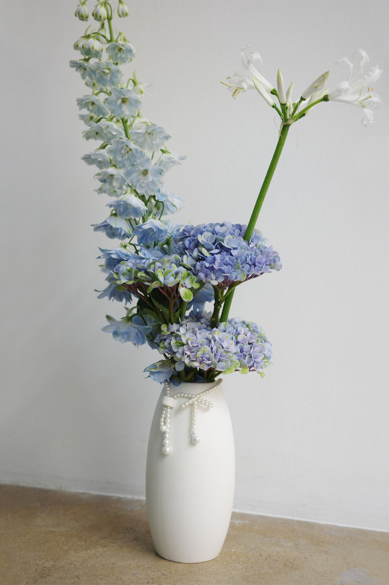 B160 - Small Vase In Matte White w/ Freshwater Pearl