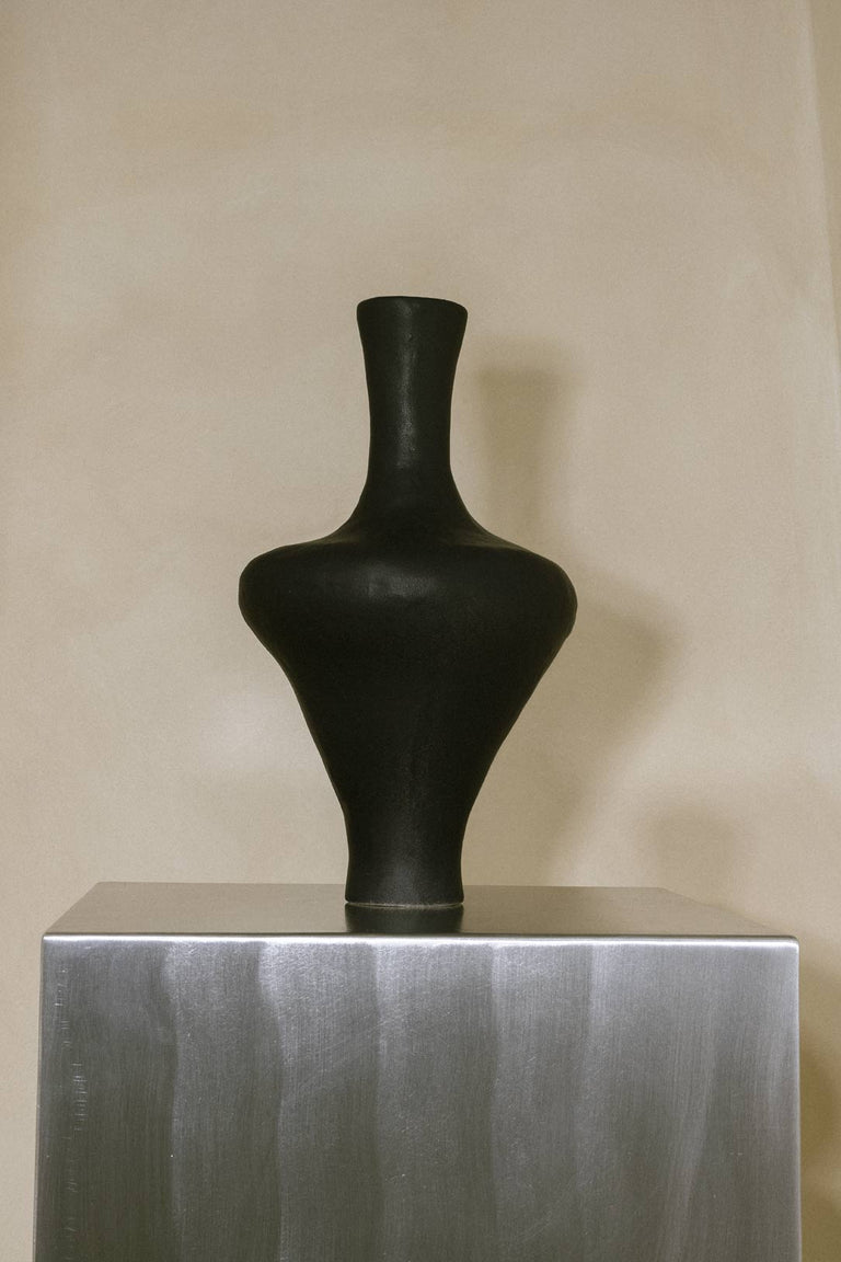 B41 - Giant Vase in Matte Black
